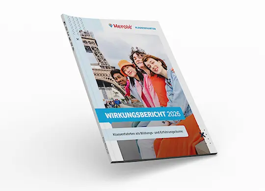 Wirkungsbericht 2026 Mockup Der Wirkungsbericht von HEROLÉ beschreibt was von einer Klassenfahrt bleibt, wenn der Bus wieder zu Hause ankommt.