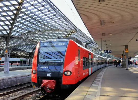 Mit der S-Bahn bequem am Reiseziel unterwegs Auf Klassenfahrt mit HEROLÉ: S-Bahn der Deutschen Bahn steht am Bahnsteig