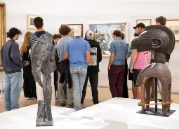 Auf Klassenfahrt mit HEROLÉ: Schulklasse bei einer Führung im Musée national Picasso-Paris