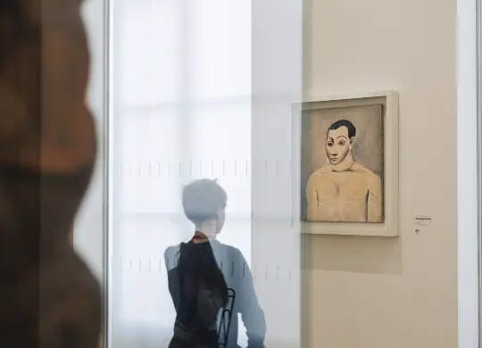 Auf Klassenfahrt mit HEROLÉ: Junge betrachtet ein Selbstportrait von Picasso im Musée national Picasso-Paris