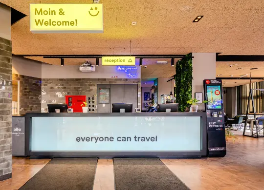 Auf Klassenfahrt mit HEROLÉ: Empfangsbereich im a&o Hamburg Hauptbahnhof