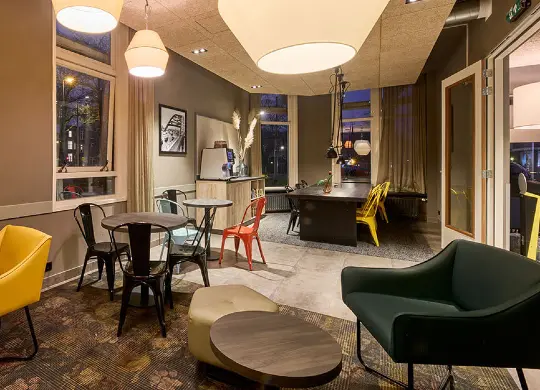 Auf Klassenfahrt mit HEROLÉ: Aufenthaltsbereich im a&o Hostel Rotterdam City