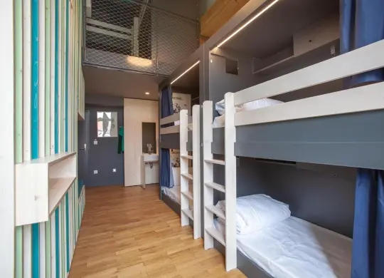 Auf Klassenfahrt mit HEROLÉ: 8-Bett-Zimmer im Maisonettestil im The People Hostel Straßburg