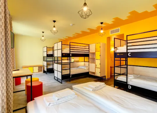 Auf Klassenfahrt mit HEROLÉ: 8-Bett-Zimmer im MEININGER Hotel in Lyon