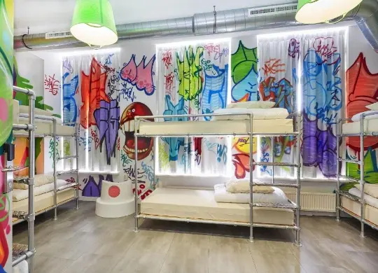 8-Bett-Zimmer mit Etagenbetten im Will & Tate Hostel Den Haag Auf Klassenfahrt mit HEROLÉ: 8-Bett-Zimmer mit Etagenbetten im Will & Tate Hostel Den Haag