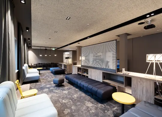 Auf Klassenfahrt mit HEROLÉ: Der Aufenthaltsbereich im a&o Berlin Hauptbahnhof