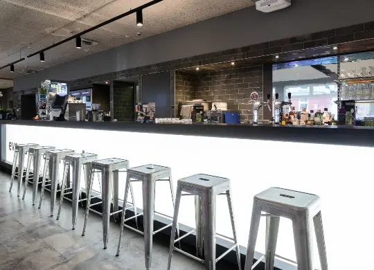 Auf Klassenfahrt mit HEROLÉ: a&o Berlin Hauptbahnhof - Lobby mit Rezeption und Bar