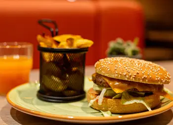 Auf Klassenfahrt mit HEROL&Eacute;: genie&szlig;en Sie im a&o mit ihrer Schulklasse verschiedene Men&uuml;s. Auf diesem Bild sehen Sie das Burger Men&uuml; welches im a&o erh&auml;ltlich ist.