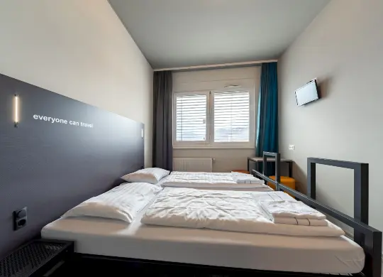 Auf Klassenfahrt mit HEROLÉ: Zimmer für Begleitpersonen im a&o Graz Hauptbahnhof