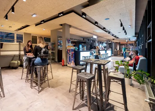 Auf Klassenfahrt mit HEROLÉ: Bar/Lounge im a&o Graz Hauptbahnhof