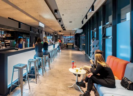 Auf Klassenfahrt mit HEROLÉ: Bar im a&o Graz Hauptbahnhof