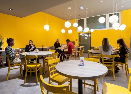 Auf Klassenfahrt mit HEROLÉ: Gruppen-Frühstücksbereich im a&o Graz Hauptbahnhof