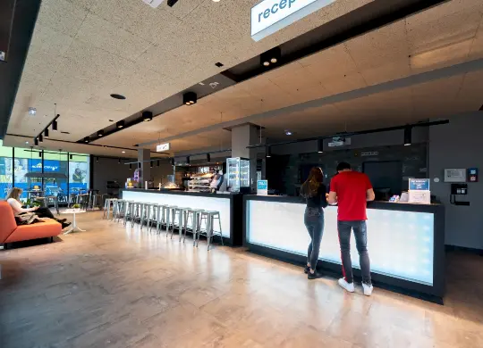 Auf Klassenfahrt mit HEROLÉ: Rezeption/Lobby im a&o Graz Hauptbahnhof