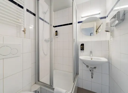 A&O Hostel Dresden Auf Klassenfahrt mit HEROLÉ: Badezimmer im A&O Hostel Dresden.