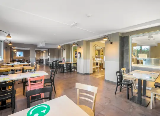 A&O Hostel Dresden Auf Klassenfahrt mit HEROLÉ: Blick in den Frühstücksraum im A&O Hostel Dresden.