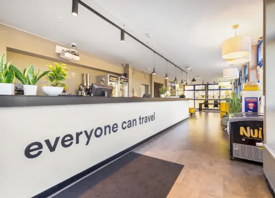 A&O Hostel Dresden Auf Klassenfahrt mit HEROLÉ: Eingangsbereich im A&O Hostel Dresden.