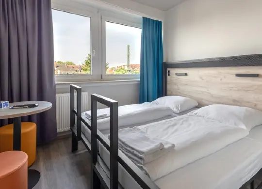 Auf Klassenfahrt mit HEROLÉ: Doppelzimmer im a&o Frankfurt Galluswarte