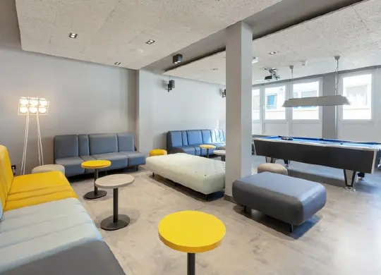 Auf Klassenfahrt mit HEROLÉ: Die neue Lobby des a&o Frankfurt Galluswarte