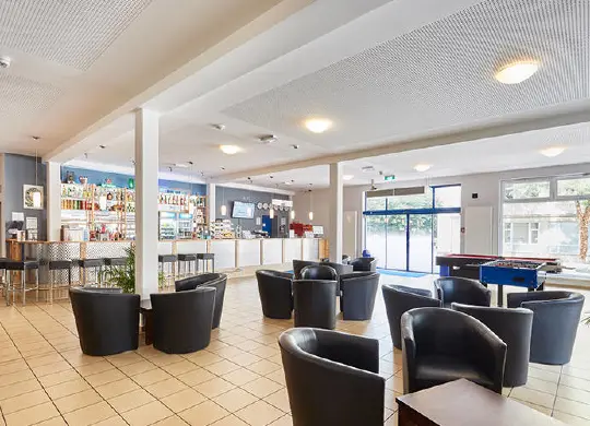 Auf Klassenfahrt mit HEROLÉ: Aufenthaltsbereich im a&o Hostel in Aachen