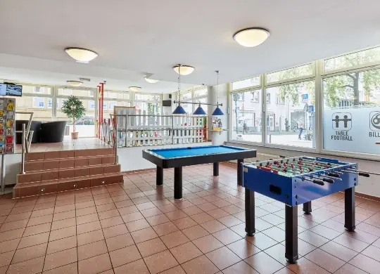 Auf Klassenfahrt mit HEROLÉ: A&O Neumarkt Lobby mit Billard und Kicker in Köln
