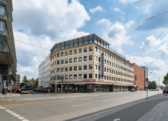 a&o Hostel Nürnberg Auf Klassenfahrt mit HEROLÉ: Au0ßenansicht a&o Hostel Nürnberg