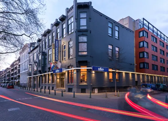 a&o Hostel Rotterdam City in Rotterdam Auf Klassenfahrt mit HEROLÉ: Außenansicht des a&o Hostels in Rotterdam
