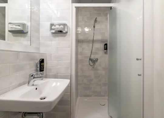 a&o Warschau - Badezimmer Auf Klassenfahrt mit HEROLÉ: Das Badezimmer im a&o Warschau