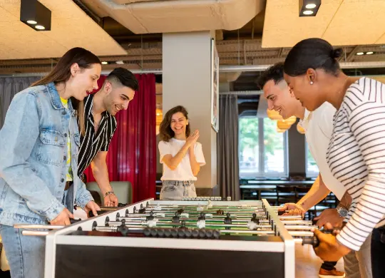 a&o Warschau - Tischkicker Auf Klassenfahrt mit HEROLÉ: Freizeit im a&o Warschau am Tischkicker