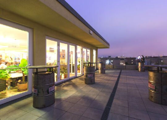 a&oBerlin Hauptbahnhof - Dachterrasse Auf Klassenfahrt mit HEROLÉ: a&o Berlin Hauptbahnhof - Die Dachterrasse