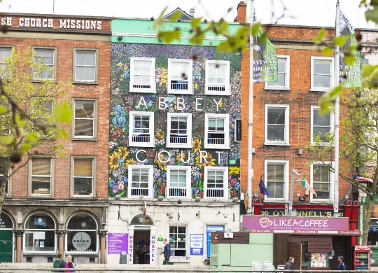 Abbey Court Hostel in Dublin Auf Klassenfahrt mit HEROLÉ: Die Außenansicht des Abbey Court Hostels in Dublin.