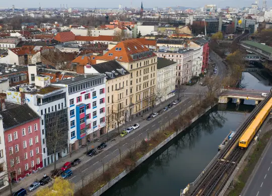Auf Klassenfahrt mit HEROLÉ: acama Kreuzberg - Blick über das Tempelhofer Ufer mit Landwehrkanal