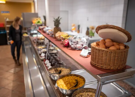 Auf Klassenfahrt mit HEROLÉ: acama Kreuzberg - Ein leckeres Frühstücksbuffet sorgt für einen guten Start in den Tag.