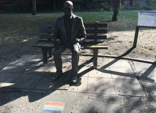 Auf Klassenfahrt mit HEROLÉ: Alan Turing Memorial in Manchester