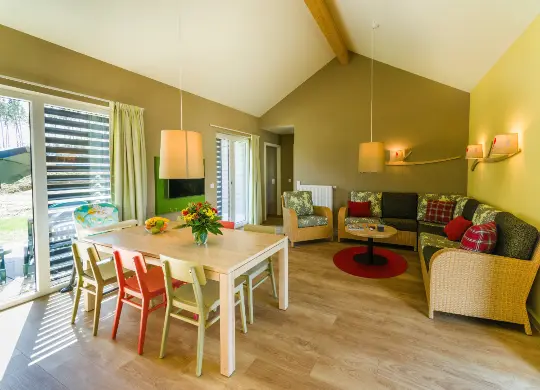 Auf Klassenfahrt mit HEROLÉ: Wohnzimmer im Ferienhaus im Center Parcs Allgäu im Allgäu