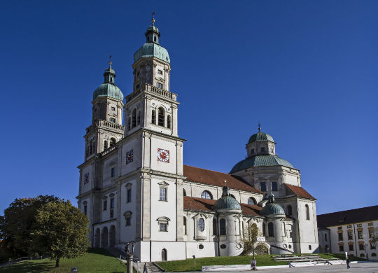 Klassenfahrten Allgäu - Basilika St. Lorenz in Kempten Klassenfahrten Allgäu - Blick auf die Basilika St. Lorenz in Kempten, eine ehemalige Klosterkirche der Benediktiner, erbaut im 17. Jahrhundert