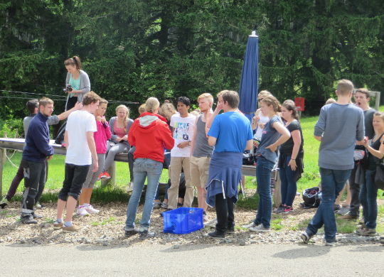 Klassenfahrten Allgäu - Kletterwald Klassenfahrten Allgäu - Jugendliche warten im Hochseilgarten Kletterald Bärenfalle auf Instruktionen