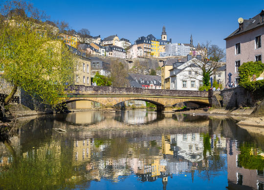 Altstadt und Alzette in Luxemburg Auf Klassenfahrt mit HEROLÉ: Erleben Sie die atemberaubende Altstadt und die Alzette in Luxemburg.