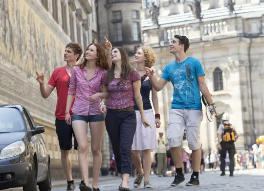 Auf Klassenfahrt mit HEROLÉ: Jugendgruppe am Kurfürstenzug Dresden