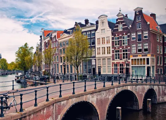 Auf Klassenfahrt mit HEROL&Eacute;: Br&uuml;cke in Amsterdam.