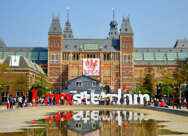 Blick auf das Rijksmuseum in Amsterdam Auf Klassenfahrt mit HEROLÉ: Blick auf das Rijksmuseum in Amsterdam.