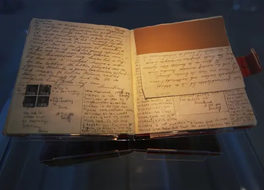 Auf Klassenfahrt mit HEROLÉ: Original Anne Frank Tagebuch in Amsterdam.