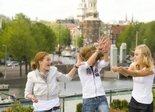 Auf Klassenfahrt mit HEROL&Eacute;: Spa&szlig; in der Stadt in Amsterdam.