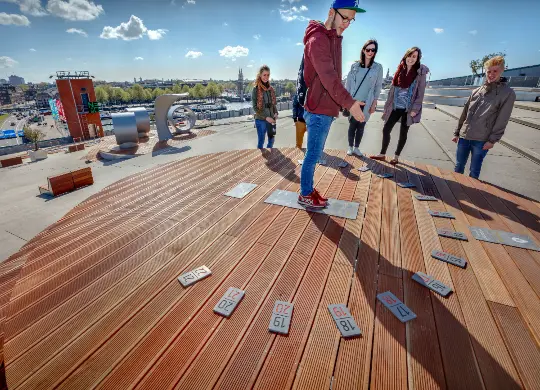 Auf Klassenfahrt mit HEROLÉ: Auf dem Dach des Wissenschaftszentrums NEMO