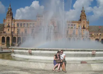 Auf Klassenfahrt mit HEROLÉ: Vor einem Brunnen in Málaga