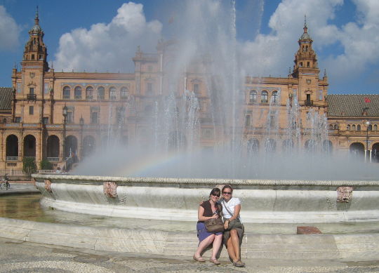 Málaga Auf Klassenfahrt mit HEROLÉ: Vor einem Brunnen in Málaga