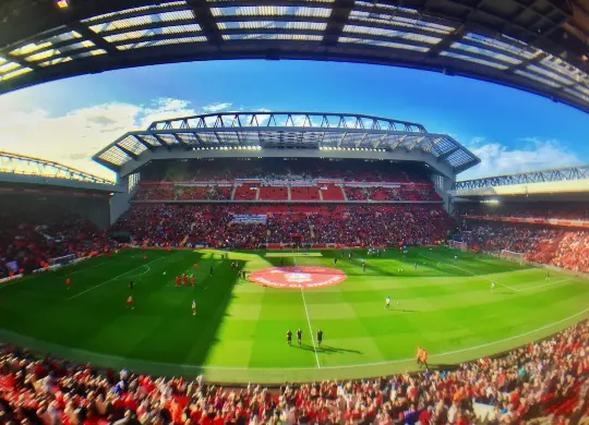 Auf Klassenfahrt mit HEROLÉ: Das Anfield Fußballstadion in Liverpool