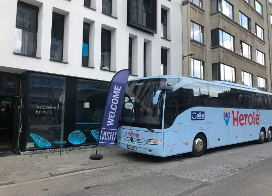 Auf Klassenfahrt mit HEROLÉ: Antwerpen - HEROLÉ-Bus vor dem The ASH