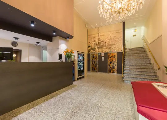 Auf Klassenfahrt mit HEROLÉ: Rezeptionsbereich im a&o Antwerpen Centraal