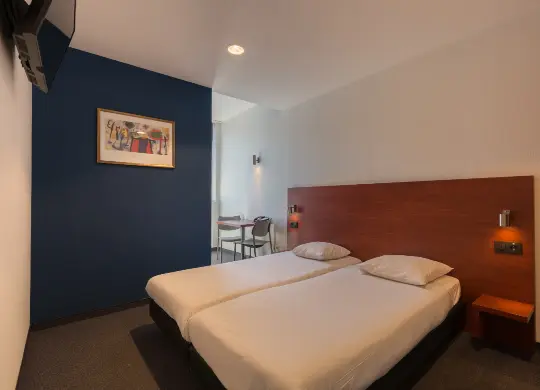 Auf Klassenfahrt mit HEROLÉ: Beispiel eines Zweibettzimmers im a&o Antwerpen Centraal