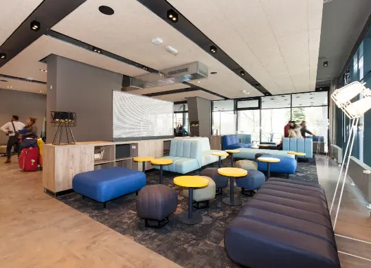 Auf Klassenfahrt mit HEROLÉ: der gemütliche Loungebereich im a&o Prag Rhea